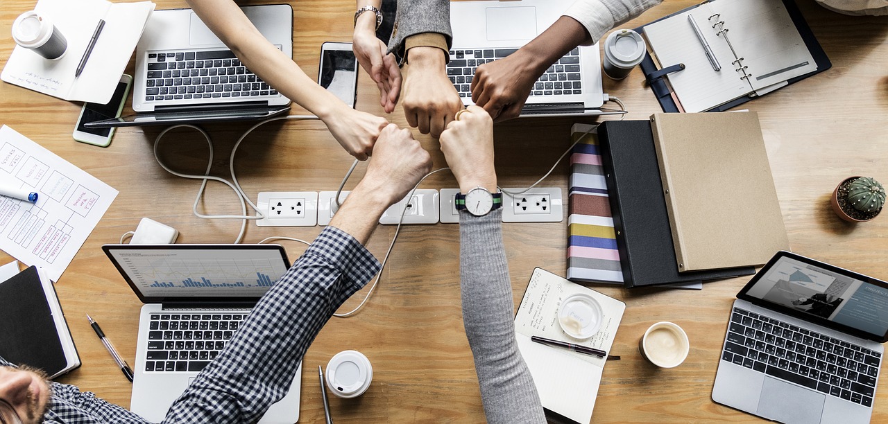 Equipe no ambiente de trabalho com boa gestão