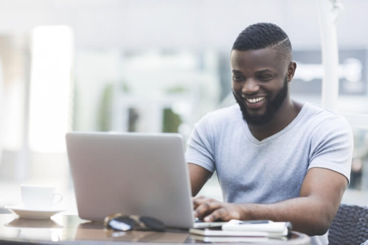 Homem de negócios negro organizando contratos na nuvem.