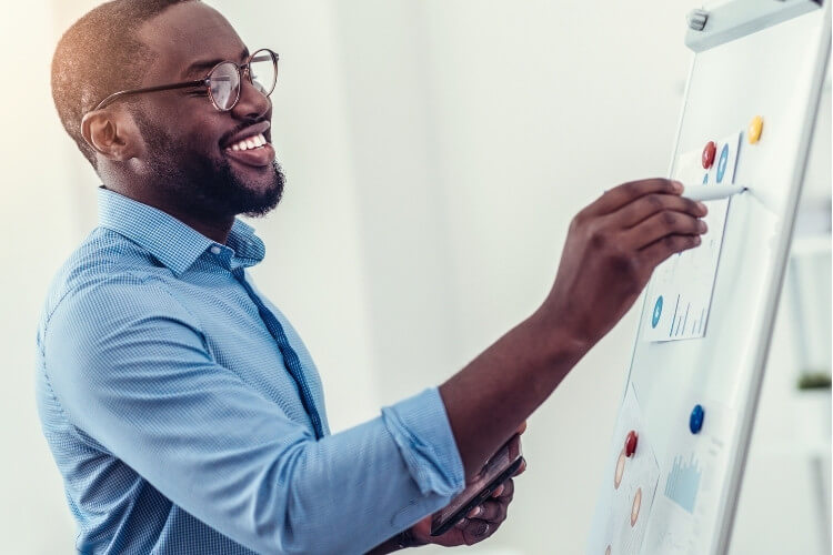 Homem negro analisando dados da empresa.