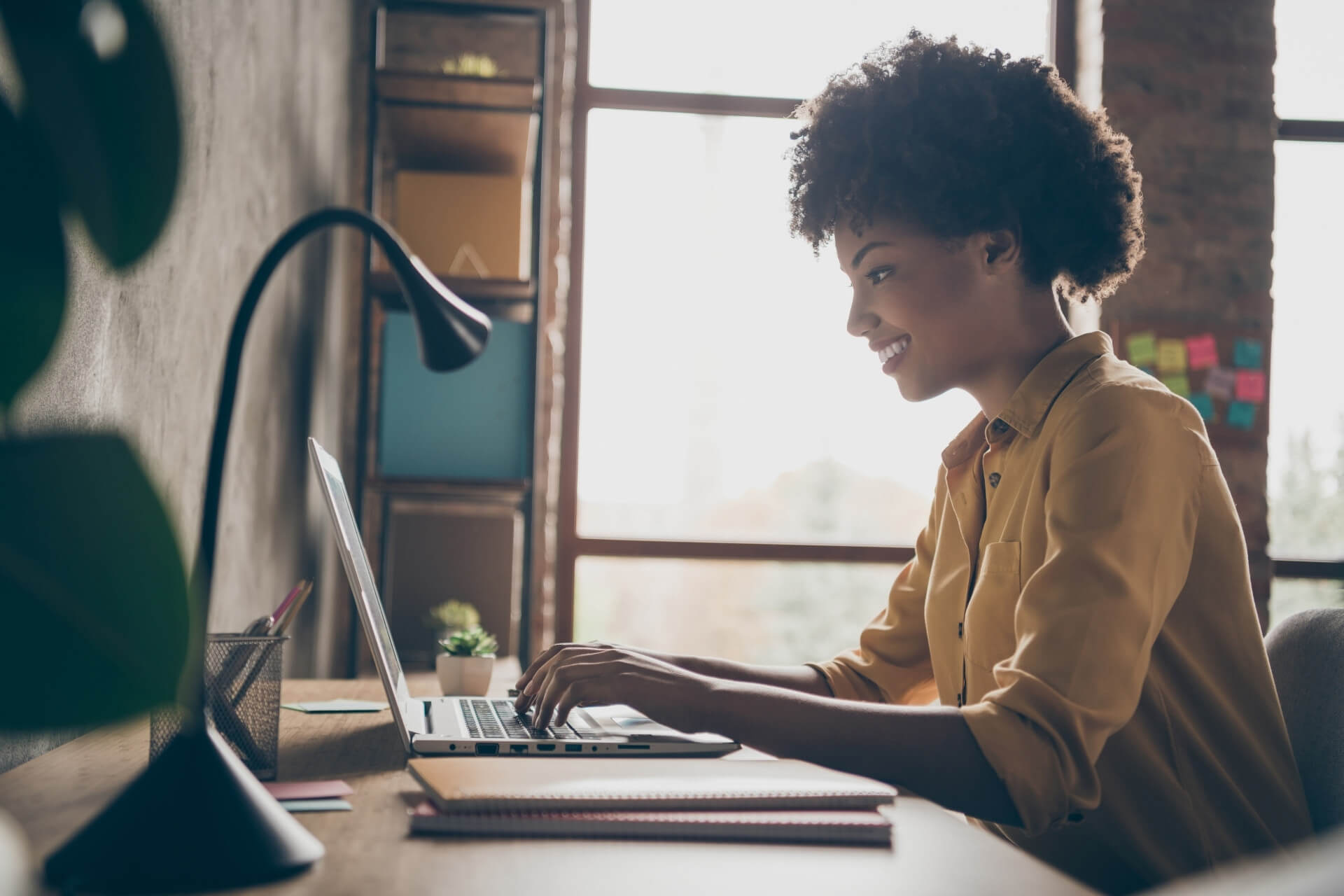 Mulher negra realizando a gestão de benefícios na empresa.