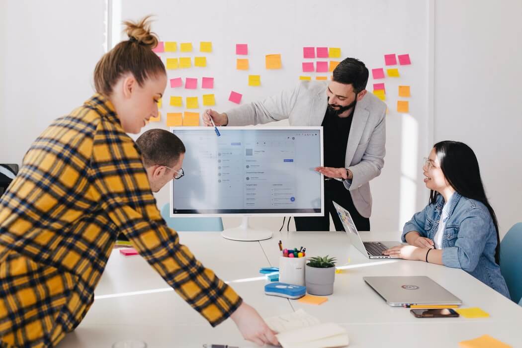 Equipe de trabalho realizando o planejamento do aniversário da empresa.