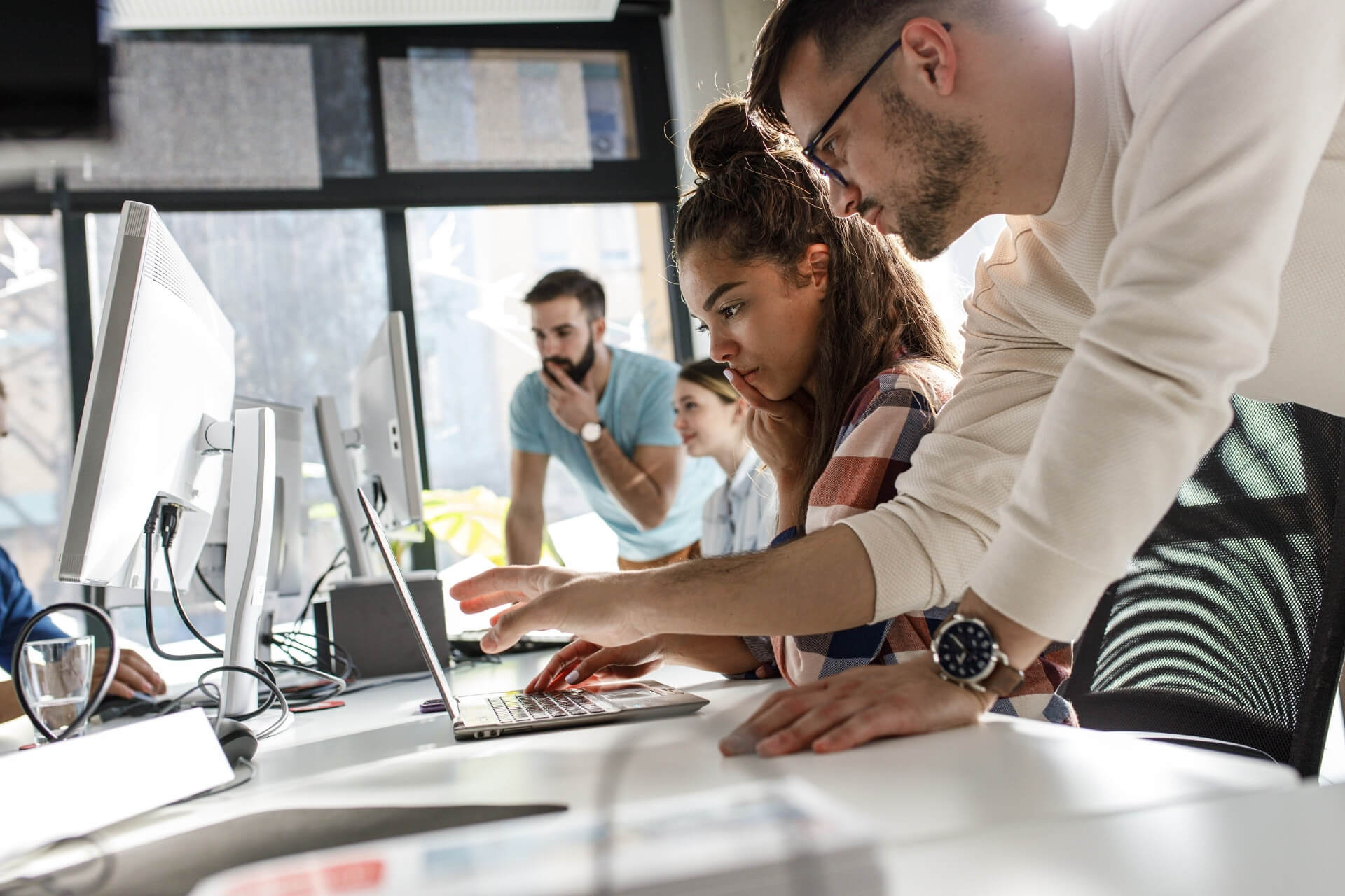 Equipe de trabalho reunida no computador entendendo o que é marca empregadora.