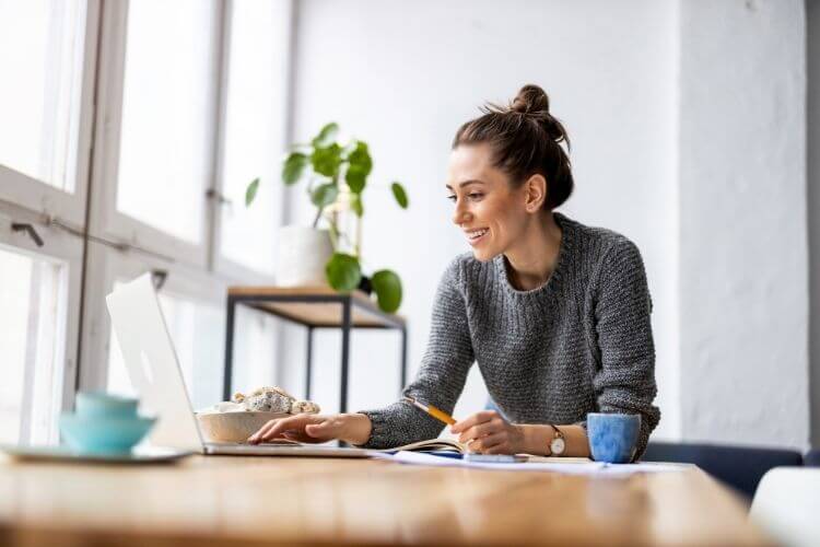 Mulher desenvolvendo estratégias de marketing para marca empregadora.