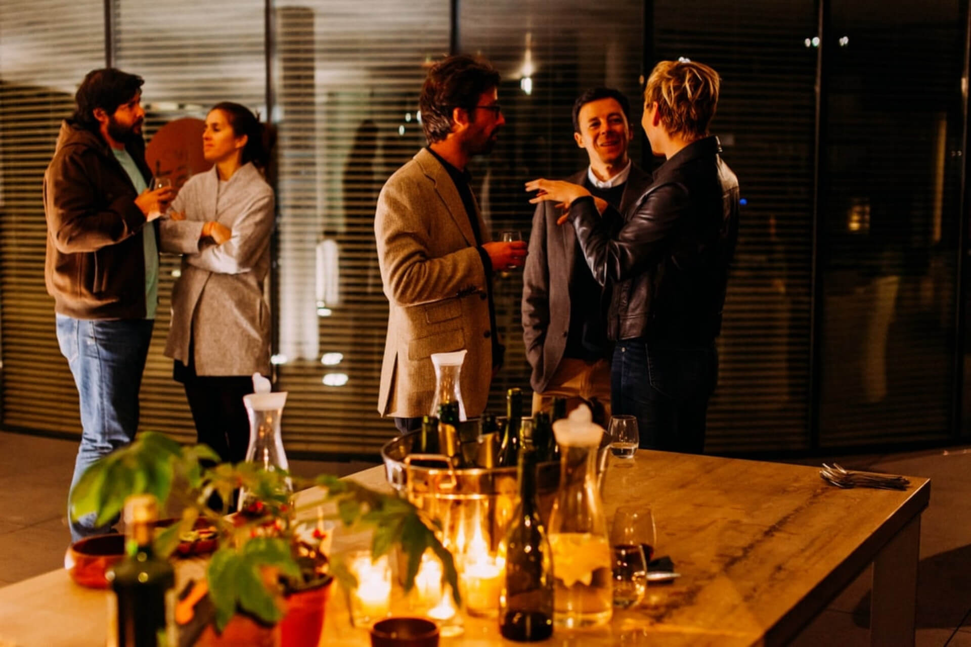 Equipe de trabalho reunida em festa de fim de ano empresarial.