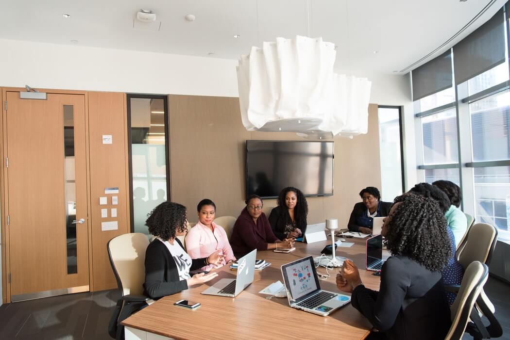 Pessoas reunidas para ouvirem as regras para realização de horário flexível no trabalho.