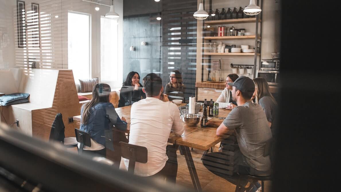 Equipe em reunião para discutir as questões legais do horário flexível no trabalho.