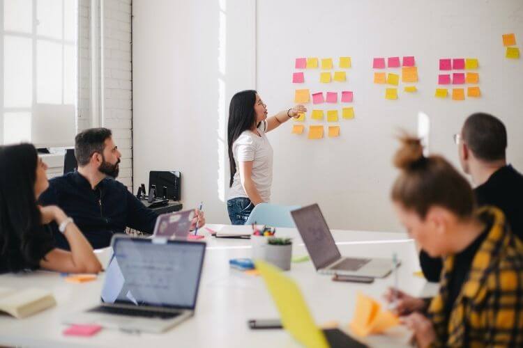 Equipe reunida para automatizar processos.